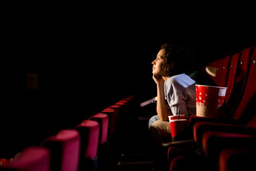 Mira películas en las sesiones de la mañana para ahorrar dinero en entradas de cine.