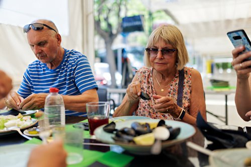 Los restaurantes tienen "menús para personas mayores" dedicados.