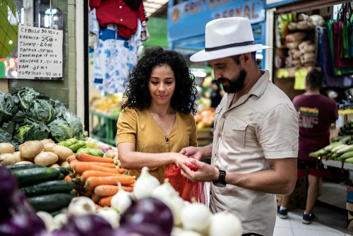 ahorre dinero en la compra de alimentos visitando los mercados locales